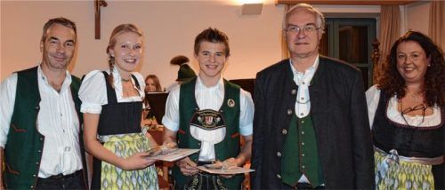 Gemeinsamer Blick aufs Jahr: Vorsitzender Thomas Grüber, Anna Dangl, Christoph Hofstetter, Leonhard Eisner sowie Zweite Vorsitzende und Jugendleiterin Annette Grüber mit den Leistungsabzeichen. Foto re