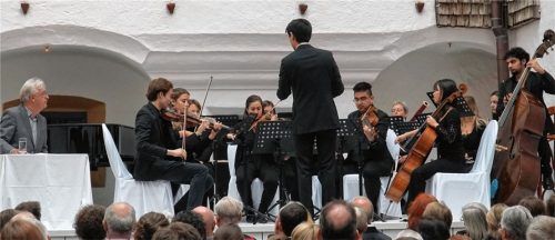 Gerd Anthoff (links) wurde unterstützt vom Orchester der Festspiele Schloss Amerang. Foto Pillatzki