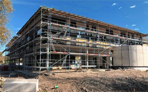 Gerüstet für den bevorstehenden Winter: Der Bau des neuen Rathauses in Großkarolinenfeld kommt gut voran.Foto re