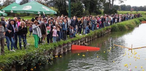 Gespannt verfolgten die Zuschauer am Uferrand die Route ihrer Enten auf der Sims.Foto re
