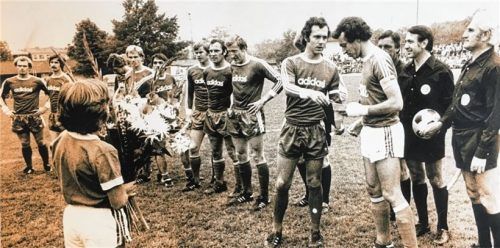 Glanzvolles Ereignis I: Das Einweihungsspiel im renovierten Jahnstadion gegen den FC Bayern München mit Franz Beckenbauer, Gerd Müller, Dieter Brenninger, Uli Hoeneß (ganz links) & Co. Die Kapitäne Franz Beckenbauer und Andreas Hümmer tauschten vor dem Spiel die Wimpel. Die Partie endete 5:3 für Bayern.