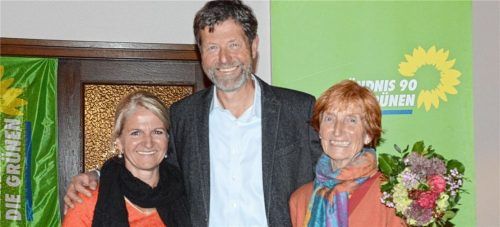 Global denken und lokal handeln wollen die Grünen in Bad Endorf (von links): Sabine Niederthanner, neuestes Mitglied bei den Endorfer Grünen, Bürgermeisterkandidat Eduard Huber, und Ruth Paulig (ehemalige Landtagsabgeordnete und ehemalige Landesvorsitzende von Bündnis 90/Die Grünen in Bayern).