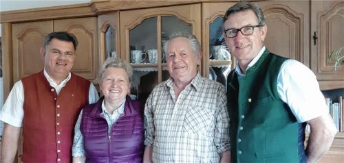 Glückwünsche zur goldenen Hochzeit: Diakon Günter Schmitzberger (links) und Bürgermeister Georg Huber (rechts) gratulieren Katharina und Josef Weyerer (Mitte).Foto re