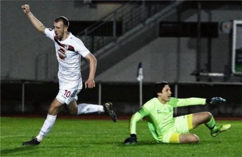 Goran Divkovic hat gerade den 1:0-Siegtreffer für Traunstein in Kirchheim erzielt. Fehrmann