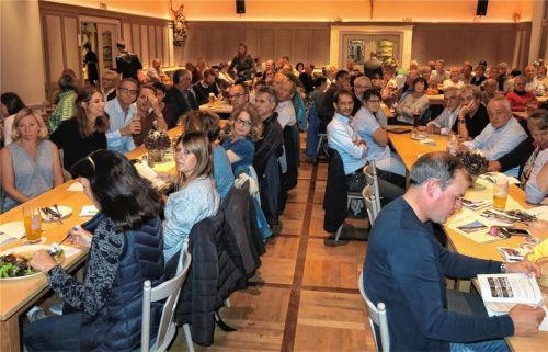 Großes Interesse im Rosenheimer Norden: Gut 100 Besucher kamen zu der Bürgerversammlung in den „Höhensteiger“-Saal in Westerndorf St. Peter.Foto  Baumann