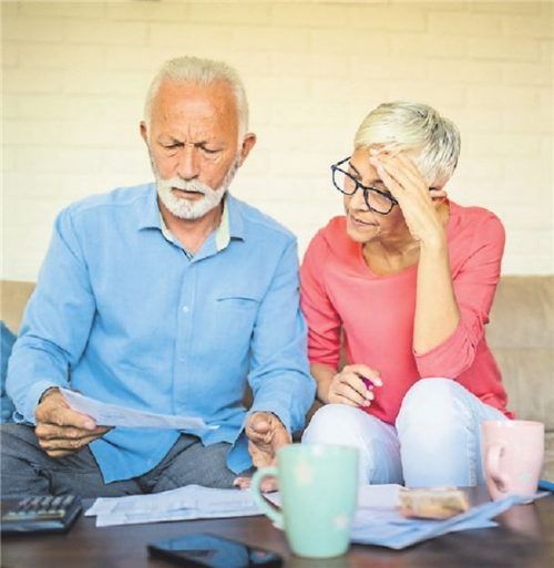Gut versorgt? Ein Paar studiert seine Finanzen. Foto Getty