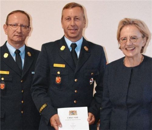 Gute Arbeit: Stadtbrandrat Hans Meyrl (links) und die Regierungspräsidentin Maria Els danken dem Rosenheimer Stadtbrandinspektor Mario Zimmermann.Foto Regierung von OBB