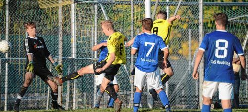 Gute Chance für den SV Pang durch Michael Brunnhuber (2. von links) im Heimspiel gegen Raubling.Foto Ruprecht