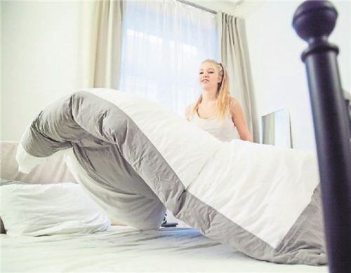 Gutes Lüften und spezielle Bett-Überzüge helfen Allergikern. Foto dpa/Klose