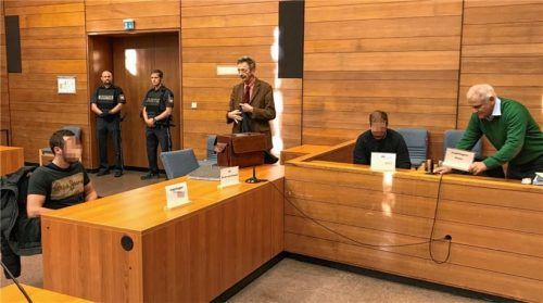 Haben die beiden Angeklagten Daniel R. (links) und Sebastian M. (Zweiter von rechts) ihre Aussagen bei der Polizei abgestimmt? Das behauptet jedenfalls ein Mann, der nun als Zeuge geladen wird. Foto Weinzierl