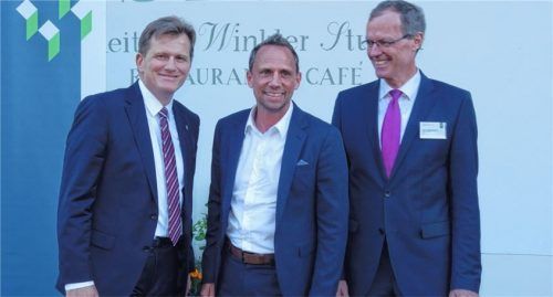 Hans Maier, Verbandsdirektor des VdW Bayern (links), und Bürgermeister Josef Heigenhauser (rechts) begrüßten den bayerischen Umweltminister Thorsten Glauber in Reit im Winkl vor dem Festsaal. Foto  Hauser