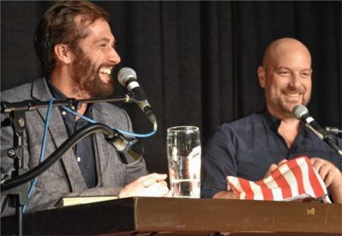 Hatten sichtlich Spaß bei ihrem Auftritt bei den Kleinkunsttagen: Stefan Leonhardsberger (links) und Stephan Zinner auf der Bühne im Lokschuppen. Foto Schlecker
