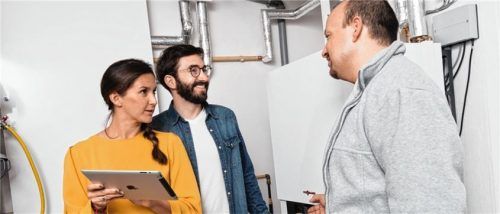 Hausbesitzer, die auf Öl-Brennwertsysteme setzen, investieren in die Zukunft: Die Heizung ist sehr effizient, lässt sich leicht mit erneuerbaren Energien kombinieren und hat langfristig mit regenerativen Brennstoffen eine klimaneutrale Perspektive.Foto  IWO