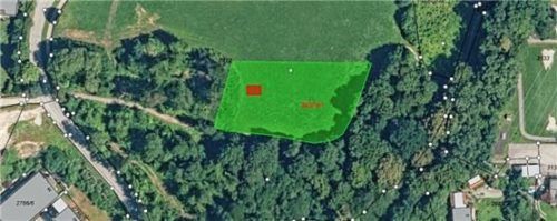 Hellgrün markiert ist die sogenannte Fischerwiese am Schloßberg. Rechts davon befindet sich der Spindlergraben. Rot eingezeichnet ist eine kleine Blockhütte, die der Gruppe zur Verfügung stehen soll.