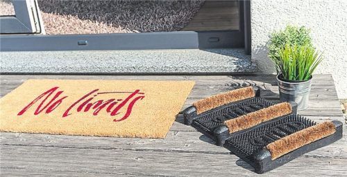 Herzlich willkommen: Bunte, freche und individuelle Fußabtreter sind im Trend. Foto dpa/Laupheimer Kokosweberei