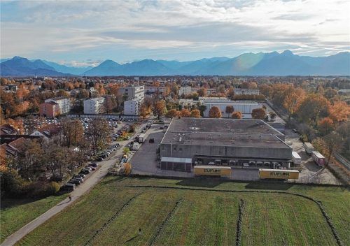 Hier wird neu gebaut: Das flache Gebäude vorne wird abgerissen und auf einem Teil der frei werdenden Fläche rechts der Marienberger Straße baut die Stadt insgesamt fünf neue Häuser. In zwei der neuen Gebäude entstehen Appartements für die Beschäftigten des Rosenheimer Romed-Klinikums.Foto Ziegler