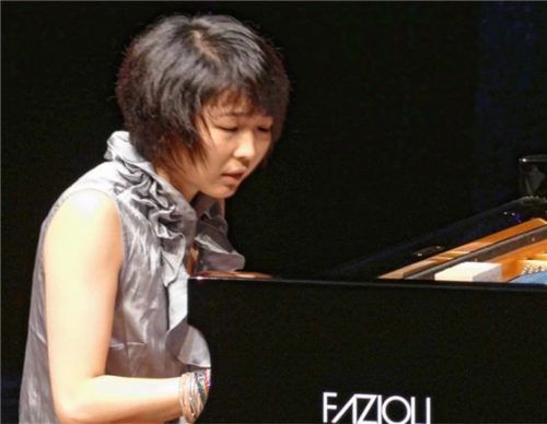 Hochkonzentriert und tiefversunken spielt Claire Huangci Musik von Chopin.Foto  Janka