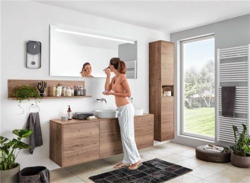 Holzoberflächen sind bei Badmöbeln angesagt und wirken wohnlich. Foto VDM/nobilia
