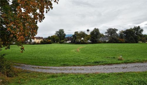 Idylle unterm Kirchturm: Es gibt Baupläne für die grüne Fläche am Ortsrand von Oberwöhr. Anwohner des vom Hochwasser 2013 massiv betroffenen Stadtteils befürchten eine massive Bodenversiegelung. Foto Schlecker
