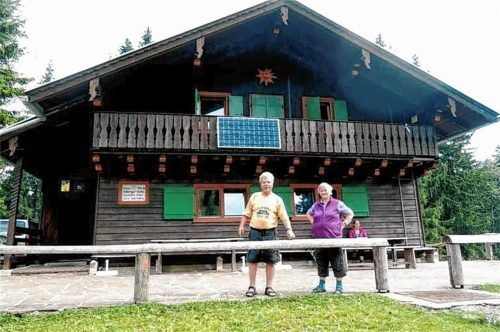 Ihr Leben ist die Aiblinger Hütte: Doch die DAV-Sektion Bad Aibling servierte ihren Hüttenwart Otto Bodner (links) und seine Frau Katharina ab. Die Entrüstung darüber ist groß. Doch die Sektion bleibt dabei.Foto privat
