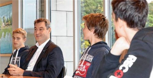 Im Gespräch: Ministerpräsident Markus Söder (Zweiter von links) erklärt den Buben und Mädchen des Rosenheimer Sebastian-Finsterwalder-Gymnasiums wie Politik funktioniert. Foto Bayerische Staatskanzlei
