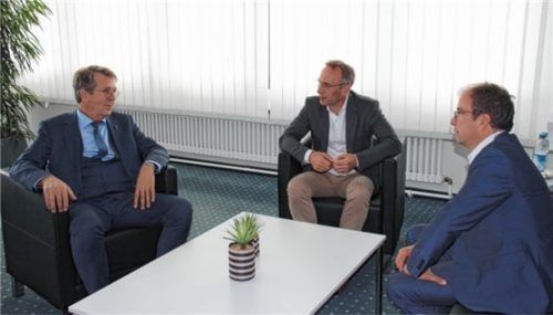 Im Gespräch (von links): Klaus Ritter, Bürgermeister der Stadt Traunreut, Bürgermeister Robert Pötzsch und Michael Müller, Bürgermeister von Geretsried.
