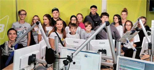 Im Studio des Bayerischen Rundfunks holten sich die Jungradiomacher Tipps von den „alten Hasen“. Foto re