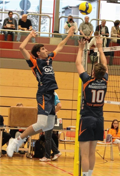 Im Training umgeknickt: Mittelblocker Charles Kahn (im Angriff) muss wegen einer Sprunggelenksverletzung mindestens drei Wochen pausieren.Foto Enzinger