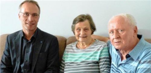 In 60 Jahren gab es kaum Reibereien zwischen Anna und Josef Giesa. Zur diamantenen Hochzeit gratulierte Bürgermeister Robert Pötzsch (links). Foto  fischer