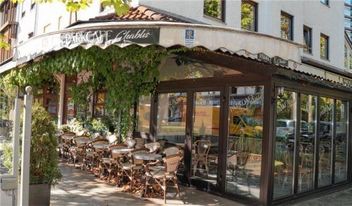 In den 1980er- und 90er-Jahren hatte das „Chablis“ Kultstatus und weit über Waldkraiburg hinaus einen klingenden Namen. Eigentümer Joe Riedl, der das Parkcafé damals mit seiner Frau betrieb, macht sich nun wieder auf die Suche nach „dem richtigen Pächter“. Fotos  Grundner