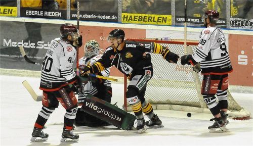 In den Schlussminuten jubeln zurzeit immer nur die Starbulls-Gegner. So wie hier beim Gastspiel in Füssen. Foto  Köhntopp