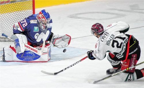 In dieser Szene scheiterte der zweifache Torschütze Alexander Höller noch an Deggendorfs Keeper David Zabolotny, aber später traf er zum 4:4-Ausgleich. Fotos Rappel