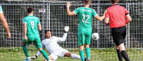 Irfan Selimovic (9) scheiterte an Tögings Keeper Welder de Souza Lima, der glänzend parierte. Foto  Zucker