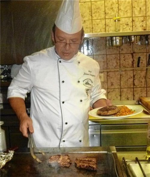 Janez Smogavc, der slowenische Wirt von St. Erasmus, und seine Küche im Restaurant Adria Grill haben sich in fast 17 Jahren viele Freunde gemacht. Die Stammgäste und vor allem die Vereine, die er ins Wirtshaus zurückgeholt hatte, bedauern, dass sein Pachtvertrag zum 30. Juni 2020 gekündigt wurde. Fotos  Grundner/archiv