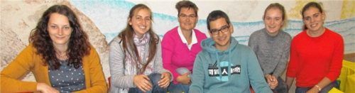 Jessica Burre (links) und Elena Helfmeyer (Zweite von links) und Monika Sommer (Dritte von links) wurden als Kinderpflegerinnen neu eingestellt. Michael Kunz (Dritter von rechts) arbeitet als FOS-Praktikant, Lena Hilkersberger (Zweiter von rechts) und Laura Vieweger (rechts) sind im Spatzennest im Einsatz. Foto  Rehberg