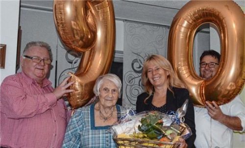 Jubilarin Elisabeth Lederwascher mit Bürgermeisterin Doris Laban, Sohn Ludwig (links) und Enkel Michael (rechts). Foto Ammelburger