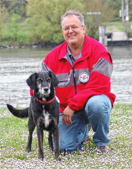 Jürgen Zabelt mit seiner Mischlingshündin „Aileen“. Sieben Jahre leistete sie in Training und Einsätzen als BRK-Rettungshund viel für die Gesellschaft. In dieser Zeit war Zabelt von der Hundesteuer befreit. Für den „Rettungshund a. D.“ muss der Waldkraiburger ab 2020 aber wieder bezahlen. Er wünscht sich deshalb eine Änderung der städtischen Satzung, die dem langjährigen ehrenamtlichen Einsatz gerecht wird.Foto  Privat