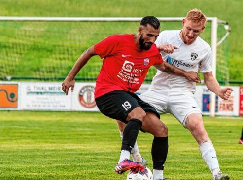 Korbinian Klein (rechts) wird auch gegen Forstinning um jeden Ball kämpfen und sein Team wieder nach vorne treiben. Foto  Eschenfelder