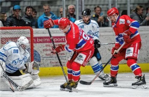 Kresimir Schildhabel (am Puck) erzielte drei Treffer für den DEC Inzell im Derby gegen Berchtesgaden.Foto Wukits