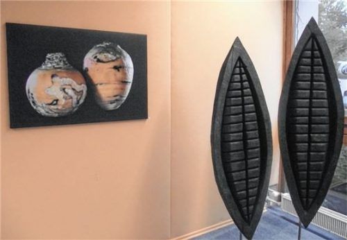 Künstlerische Zwiesprache: „Rüben“ von Maresa Jung und Skulptur „Paar“ von Manfred Terme. Foto Riedl