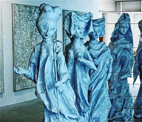 Leichtfüßiger Auftritt: Die Figuren von Künstlerin Marianne Pitzen sind alle aus Papier.Foto  RE