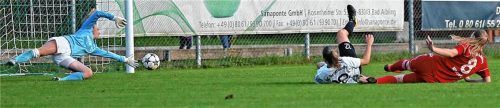 Lena Grabmeier (8) erzielt in der 90. Minute den viel umjubelten Siegtreffer für Bad Aiblings Damen. Foto  Habermann
