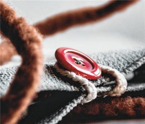 Liebevolle Detailarbeit: Die Schüler stellen die Taschen selbst her, nehmen sich für jedes Exemplar viel Zeit.