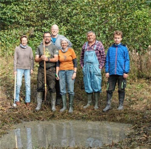Machten die Tümpel für Gelbbauchunken attraktiv (von links): Anette Fogy-Gruber, Klaus Dehler, Michael Werner, Lydia Wagner, Jürgen Paris und Niklas Romanski. Foto re
