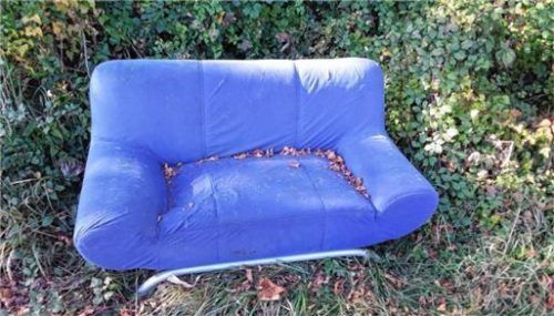 Manche verschmutzen die Umwelt mit Sperrmüll, wie hier mit dem blauen Sofa, das Leser Hans Gröger am Fuß des Steinbrunner Berges fotografiert hat, andere mit Worten. Was mindestens so ekelhaft ist.
