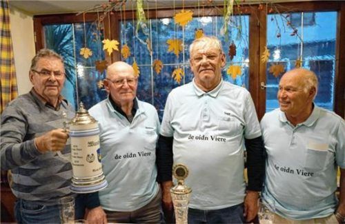 Marktmeister im Hufeisenwerfen wurden „de oidn Viere“ mit Franz Eder (von links), Hermann Brunner, Sepp Unterforsthuber und Herbert Mühlhauser. Fotos meling