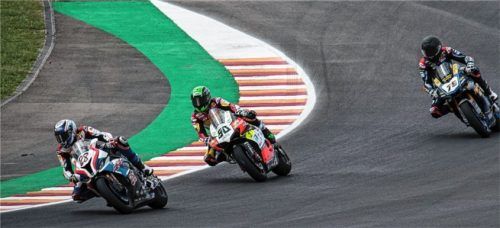 Markus Reiterberger (Nummer 28), der im ersten Lauf Elfter wurde, ließ in Argentinien einige Konkurrenten hinter sich.Foto BMW Motorrad Motorsport