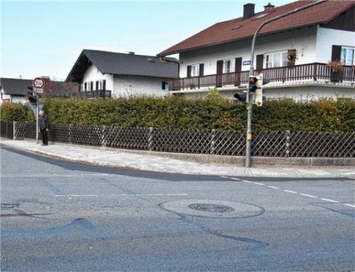Mehr Sicherheit an der Unfallstelle will die Stadt Rosenheim schaffen. Sie hat im Kreuzungsbereich Westerndorfer Straße/Schlösslstraße in Rosenheim höhere Bordsteine gesetzt und den Wartebereich für Fußgänger vergrößert.Fotos Schlecker