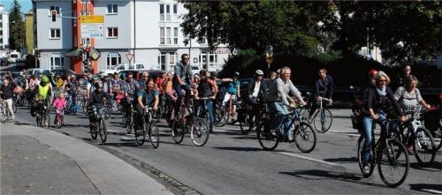 „Menschenfreundlicher Radverkehr“: Rund 130 Menschen sind unterwegs, um als „Critical Mass“ für mehr Platz für Radfahrer im Straßenverkehr zu werben.Foto Re