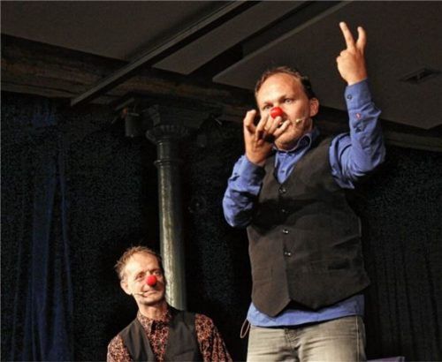 Mimik und Gestik sind bei Blözinger grandios. Roland Penzinger (rechts) und Robert Blöchl (links) schlüpfen in diverse Rollen, und stets weiß das Publikum, in welche Szene die beiden Künstler springen.Foto ahn